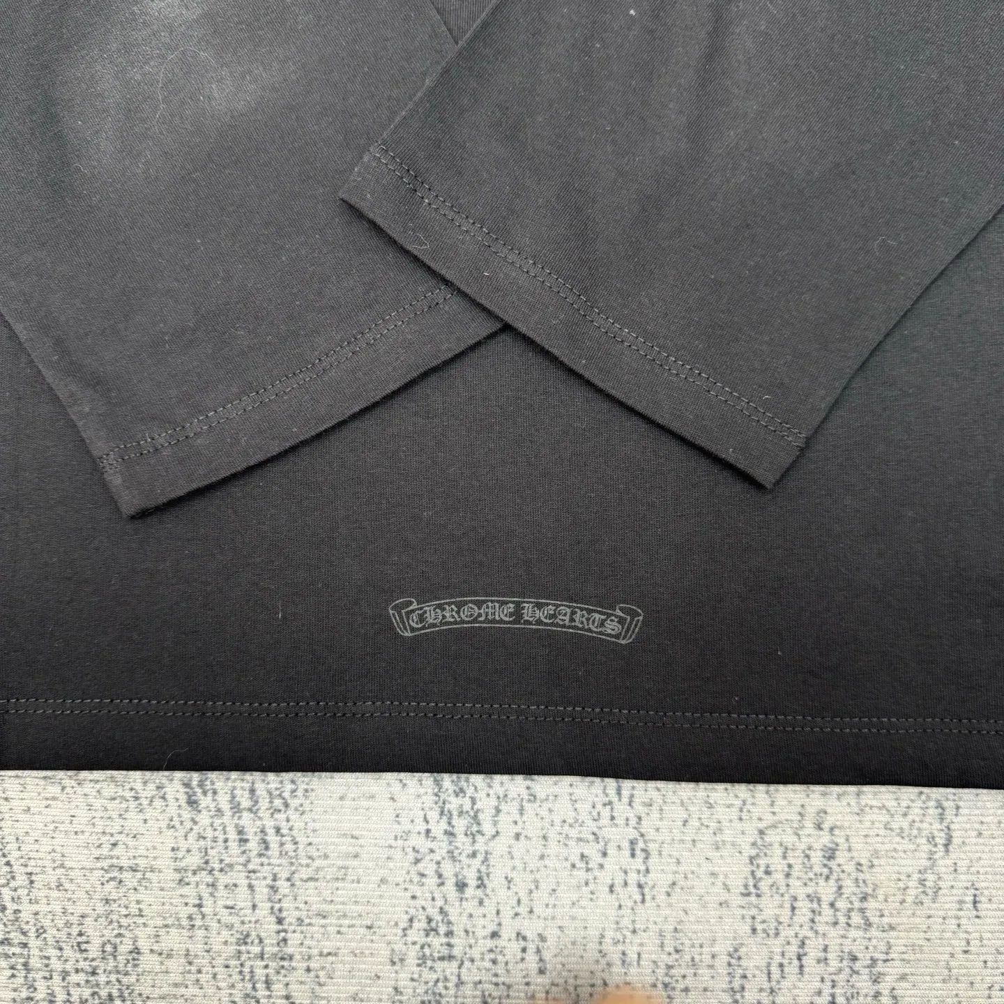 P300 Chrome Hearts/Chrome Hearts CH Black flocked cross round neck long sleeves Size: S/M/L/XL Custom-woven and dyed 40-yarn fabric with a scratchy surface pattern. The ready-made garments are made of YB consistent electrostatic flocking technology. It is not an ordinary lettering mold technology. The colors are also different at different angles. Brand new collar label (not the previous leather label) and washed label.